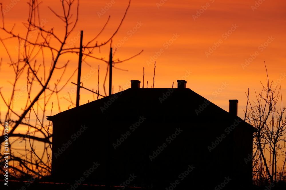 Obraz premium silhouette of a house at a beautiful sunrise