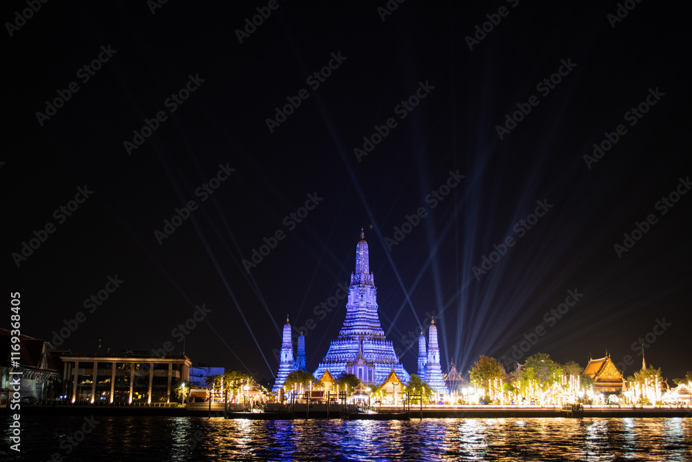 Fototapeta premium Lighting effects in the night at Wat Arun Bangkok, Thailand