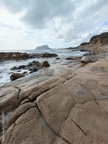 Playa rocosa del mar Mediterráneo en Alicante