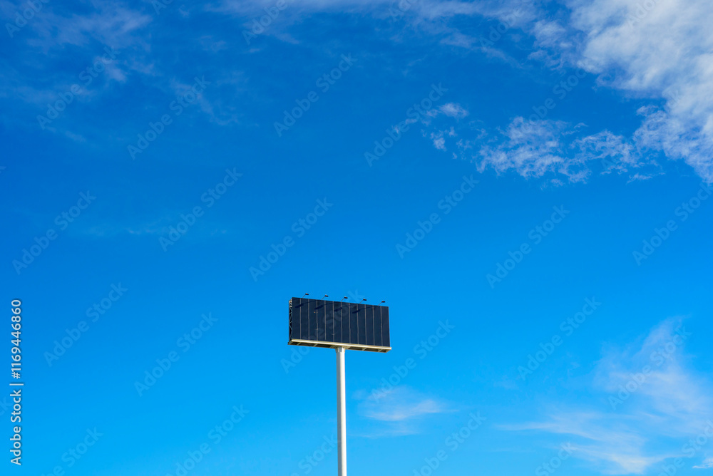Cartel vacío en gran poste publicitario y cielo Cartel vacío en gran poste publicitario y cielo