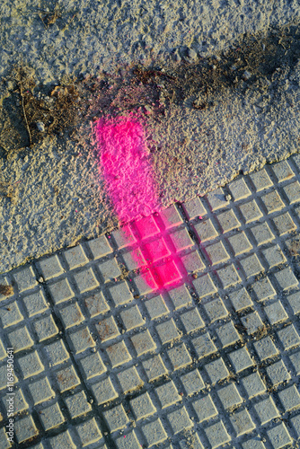 Marcas de pintura fucsia en acera para construcción