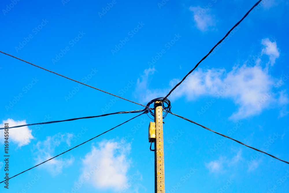 Cables en poste de hormigón sobre cielo azul Cables en poste de hormigón sobre cielo azul
