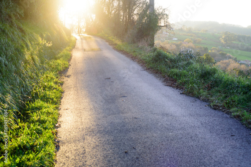 Sol sobre carretera rural empinada photo