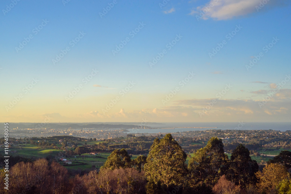 Fototapeta premium Vista de Gijón y costa a distancia desde un monte