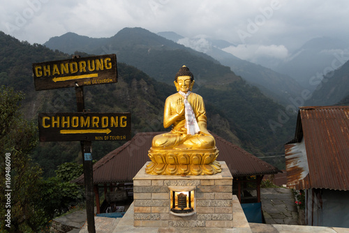 Nepal - Landruk: Goldener Buddha vor Wegweiser und Annapurna im Hintergrund