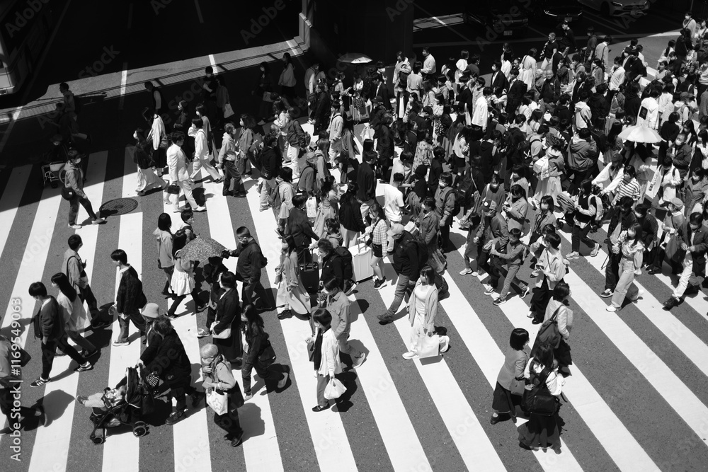 Obraz premium People crossing the street in Osaka black and white in high angle view