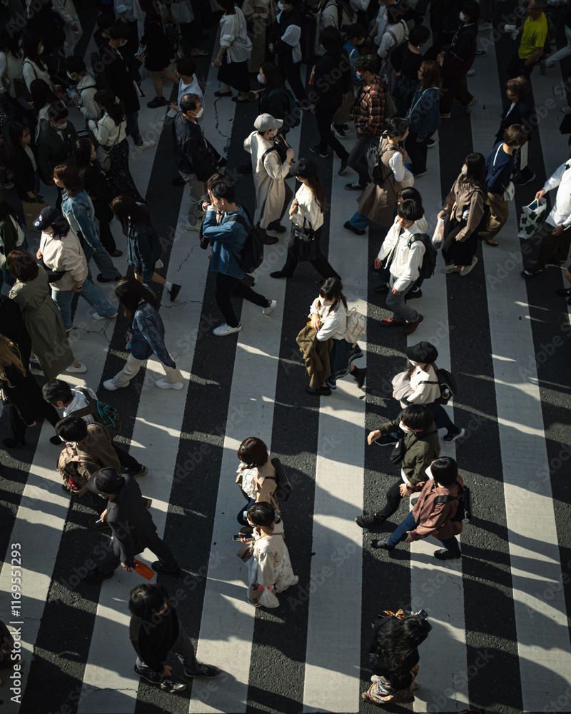 Fototapeta premium people crossing the street in Osaka
