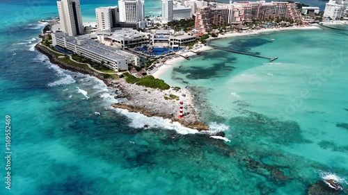 Increíble toma aérea de dron de la Zona Hotelera de Cancún, sus playas y mar de colores turquesa y azul.