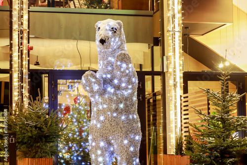 Obraz na płótnie ZAKOPANE, POLAND - DECEMBER 25, 2024: Glowing bear figure made of LED lights. w salonie