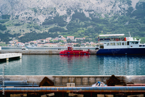 Rotes U-Boot im Hafen photo