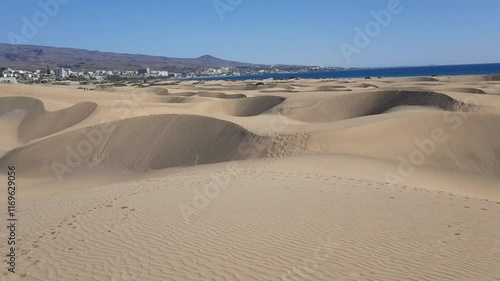 Les dunes de Maspalomas situées sur l'île de Grande Canarie en Espagne. Une formation naturelle qui s'étend sur 400 hectares le long de plusieurs kilomètres de côtes. photo