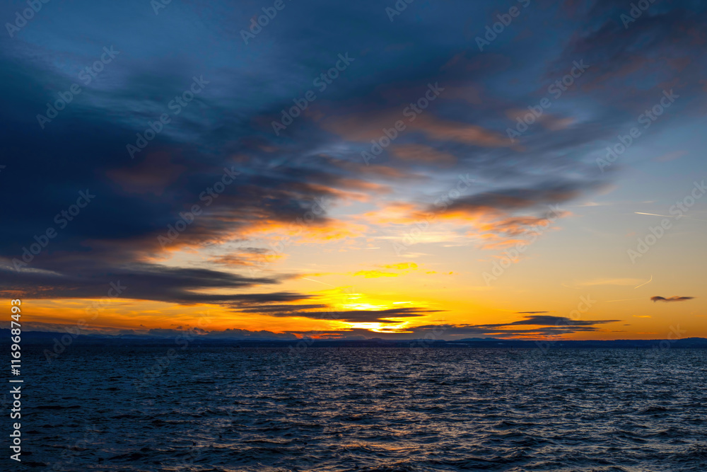 Bodensee bei Friedrichshafen mit Blick in Richtung schweizer Ufer, Sonnenuntergang im Winter Bodensee bei Friedrichshafen mit Blick in Richtung schweizer Ufer, Sonnenuntergang im Winter