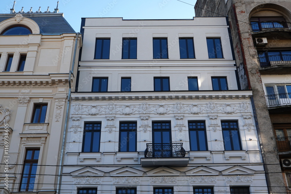 Obraz premium Restored old beautiful buildings on Regina Elisabeta boulevard in Bucharest, Romania