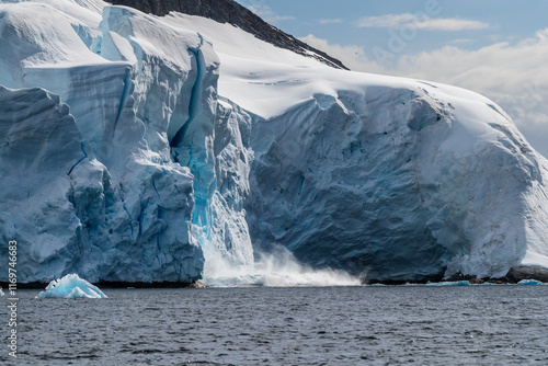 Foto Telephoto of a giant chunk of ice calving off an ice sheet