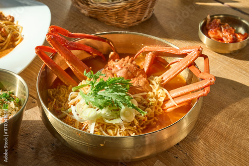 식탁 위에 놓인 홍게 라면의 모습