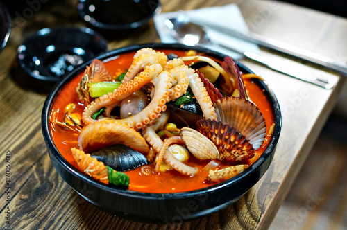 식탁 위에 해물짬뽕과 탕수육이 놓여 있는 모습