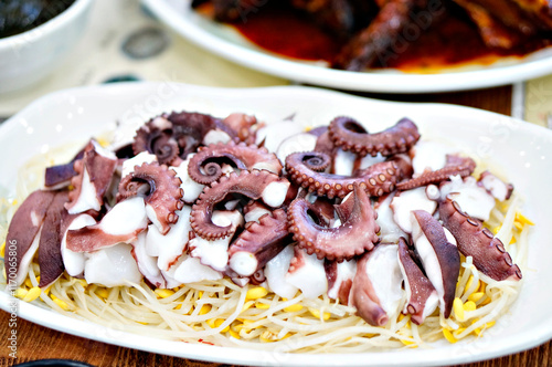 식탁 위에 문어 요리가 놓여 있는 모습