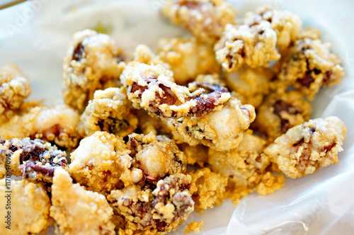 식탁 위에 문어 튀김이 놓여 있는 모습