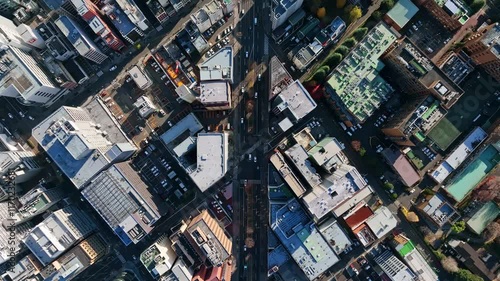 都市、交通、道路、真俯瞰、ドローン、空撮、社会、真上、不動産、産業、ビジネス、経済、テクノロジー、自動車、インフラ、建設、住宅、都会、街、ハイアングル、見下ろす、上から見た、鳥瞰図、景色、ビル群、暮らし、行政、公共、時代、現代、屋上、前進、進歩、進化、開発、成長、発展、企業、俯瞰、交差点、商業、ダイナミック、迫力、昼間、衛星、環境、日本、風景、60p、町並み