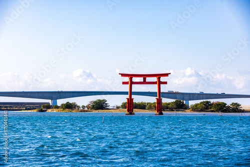 静岡県　浜名湖に浮かぶ鳥居
