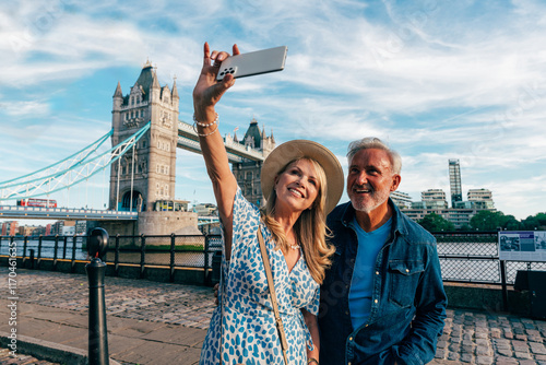Canvas Print Happy senior couple spending time together in London city