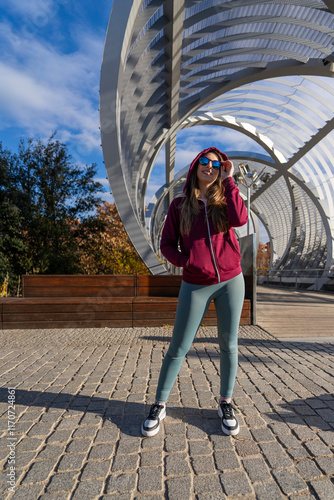 Cuadro en lienzo Young sporty woman posing under arganzuela footbridge in madrid