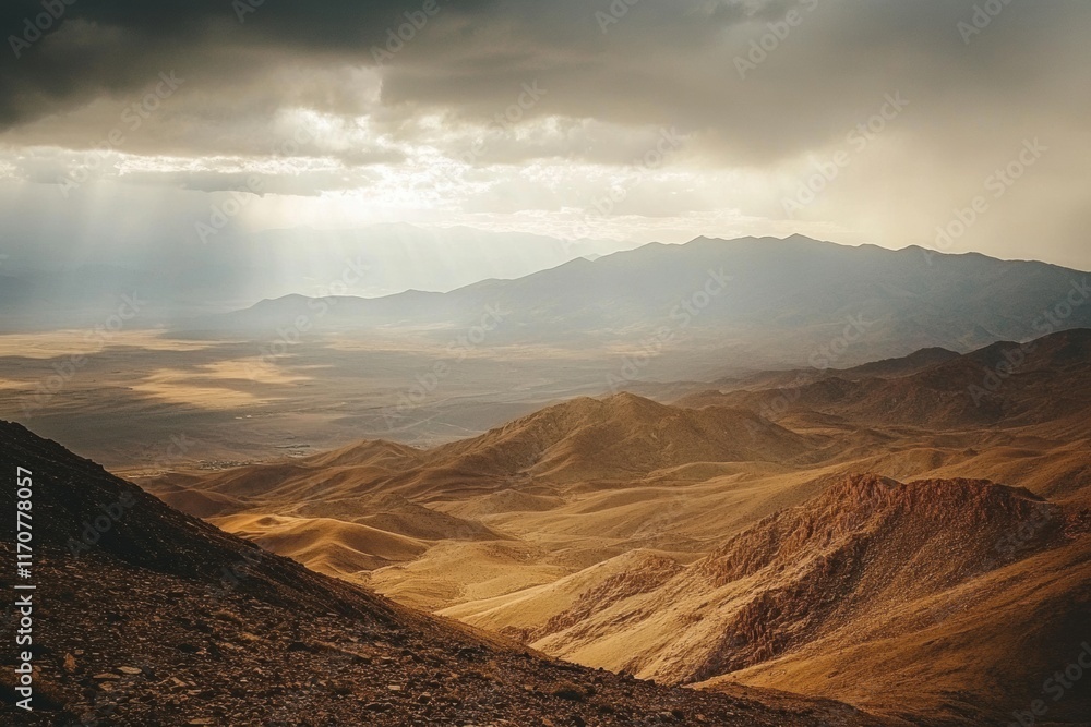 Naklejka premium A mountain range with a cloudy sky in the background