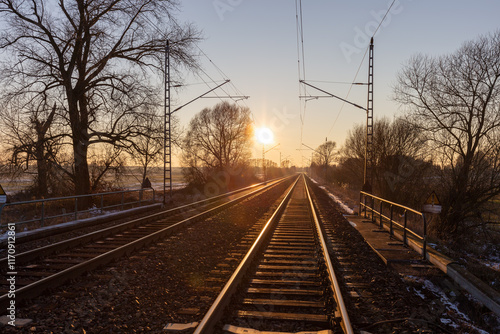 Obraz na płótnie Landschaft mit Bahnschienen w salonie