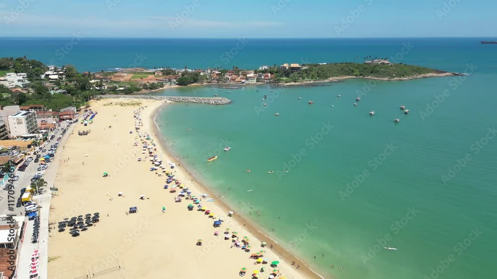 Imagem aérea da praia de Meaipe próximo as praias de Peracanga, Guaibura e Bacutia no bairro também conhecido como Enseada Azul, na cidade turística de Guarapari no Espírito Santo, Brasil.