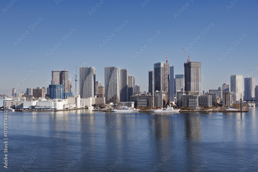 Fototapeta premium レインボーブリッジから見た晴海フラッグ、晴海ふ頭Ｈ－Ｌバース方面の風景