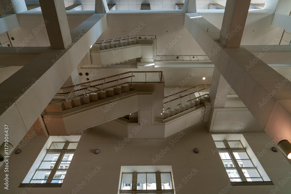 Obraz premium 幾何学的構造のモダンな階段 Geometric Structure of a Modern Staircase