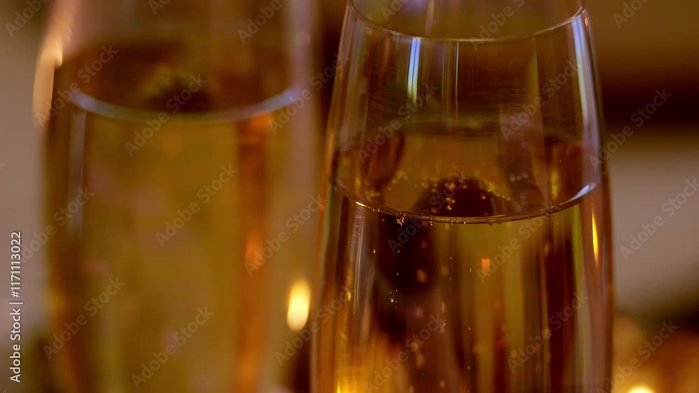 vidéo sur deux coupes de champagnes, éclairage à la bougie, pour une ambiance de fêtes et de partages, plan vidéo avec zoom arrière vidéo sur deux coupes de champagnes, éclairage à la bougie, pour une ambiance de fêtes et de partages, plan vidéo avec zoom arrière
