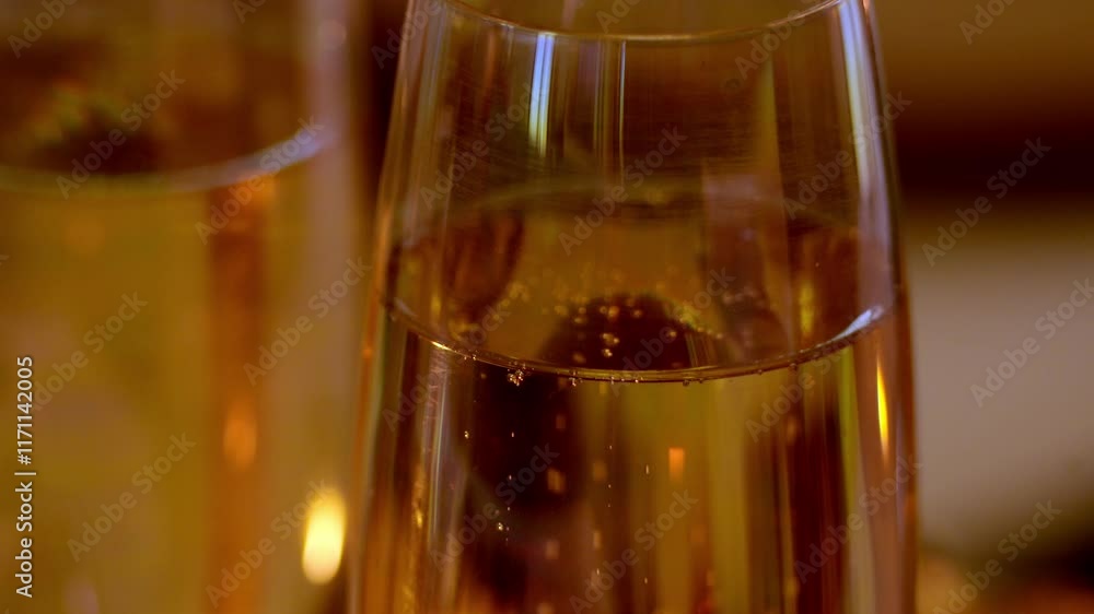 vidéo avec zoom avant sur deux coupes de champagnes, éclairage à la bougie, pour une ambiance de fêtes et de partages, plan vidéo avec zoom arrière vidéo avec zoom avant sur deux coupes de champagnes, éclairage à la bougie, pour une ambiance de fêtes et de partages, plan vidéo avec zoom arrière