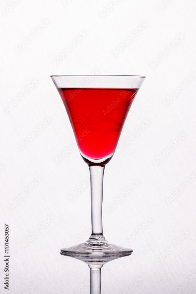 copa de bebida con un liquido colorado copa de bebida con un liquido colorado