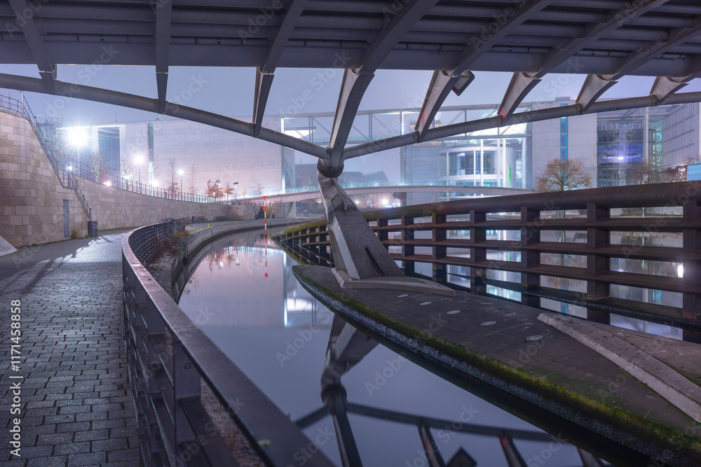Fototapeta premium Berlin bei Nacht: Regierungsviertel - Blick durch die Kronprinzenbrücke auf Paul Löbe Haus & Reichstag im Hintergrund
