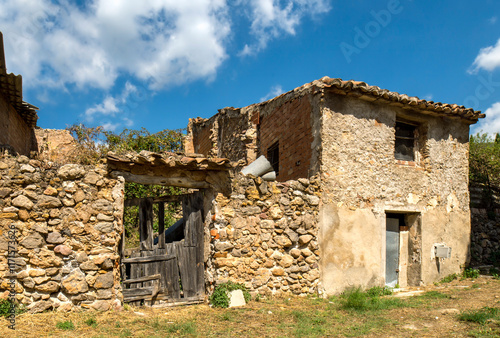 Fachada de casa abandonada, casa en un hermoso pueblo de Castellón, Ayodar,  Alto Mijares, Maestrazgo, España photo