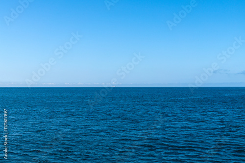 sea and horizon photo