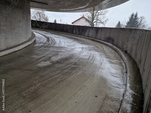 Foto the overpass to the garages with a spiral roundabout up to the roof of the garage parking building