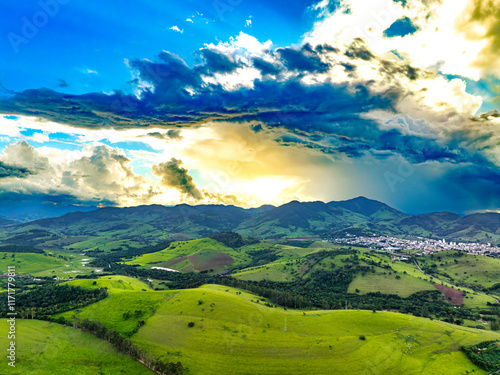 Céu dramático com nuvens carregadas em época de muita chuva na região da Serra da Mantiqueira em Minas Gerais. Enchentes e rios transbordando. photo