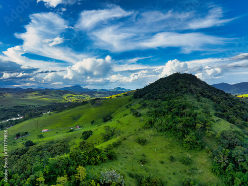 Céu dramático com nuvens carregadas em época de muita chuva na região da Serra da Mantiqueira em Minas Gerais. Enchentes e rios transbordando. photo