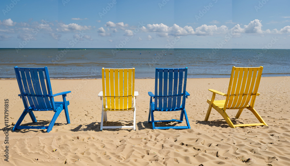Chaises colorées face à la mer Chaises colorées face à la mer