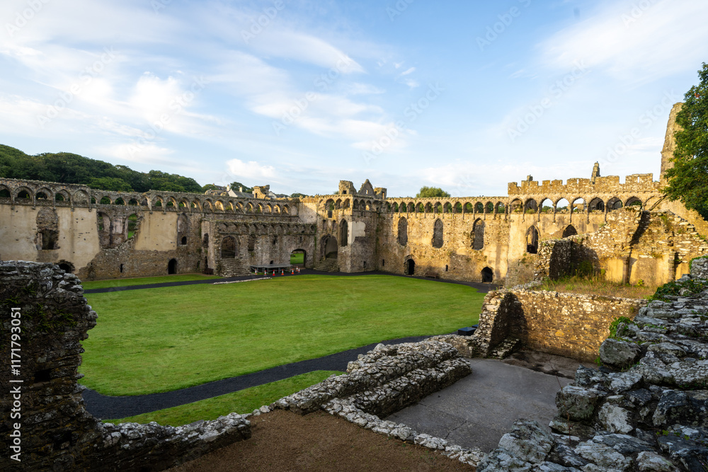 Obraz premium Bishops Palace historic ruins at St. David's Wales