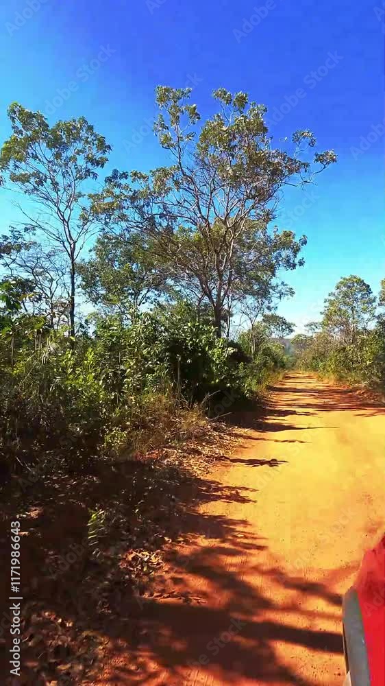Time lapse dirigindo por estrada rural na cidade de Alto Paraiso de Goiás, região da Chapada dos Veadeiros, Estado de Goiás, Brasil Time lapse dirigindo por estrada rural na cidade de Alto Paraiso de Goiás, região da Chapada dos Veadeiros, Estado de Goiás, Brasil