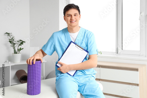 Male physiotherapist with c...