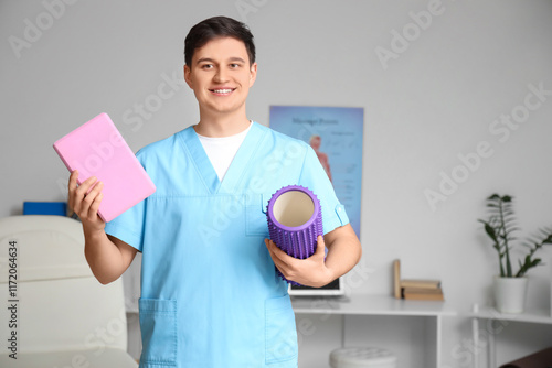 Male physiotherapist with f...