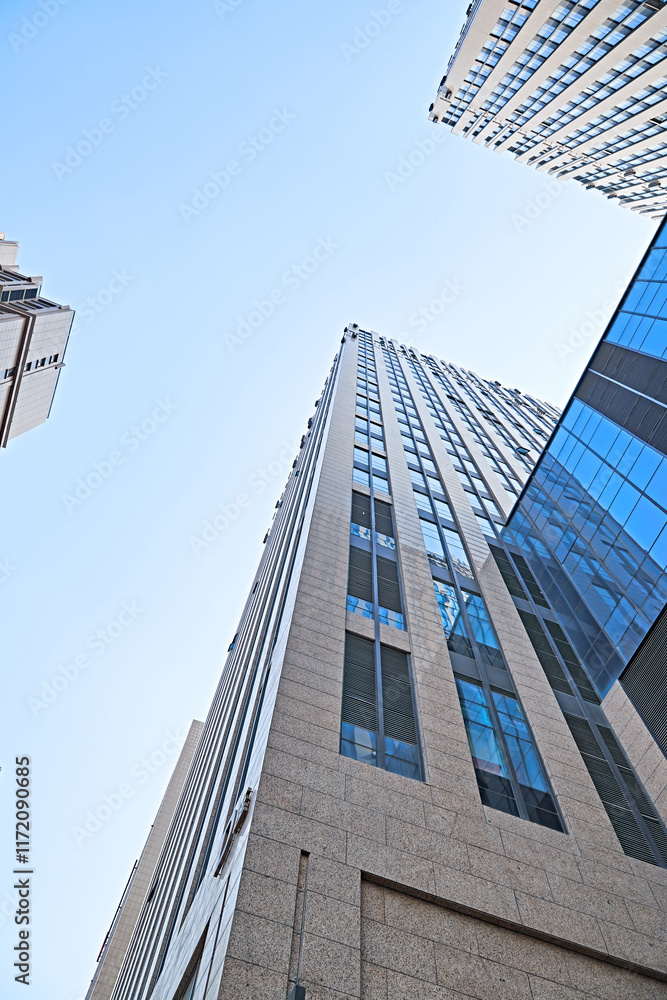 Obraz premium Looking up at modern office buildings and local landscape