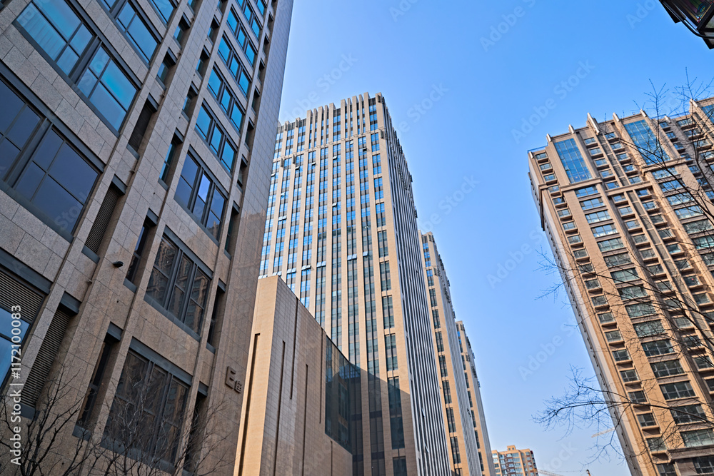 Obraz premium Looking up at modern office buildings and local landscape