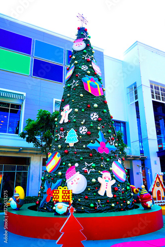 Decorate a large Christmas tree in the festival of happiness during the New Year's Eve and welcome the new year.   