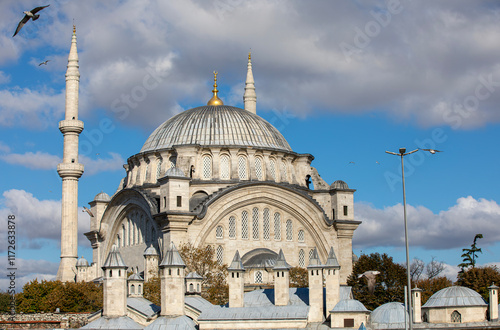 Obraz na płótnie A beautiful view of the Nuruosmaniye Camii, the mosque near the Grand Bazaar in Istanbul, Turkey w salonie