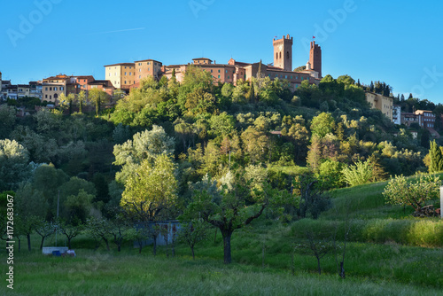 San Miniato sur sa colline toscane au soir